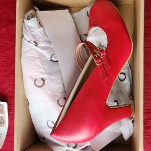 Last chance before donation! Journey collection red pinup pumps